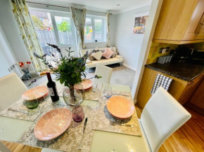 Cozy Bicester Village escape townhouse with garden